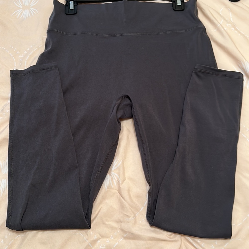 Fabletics Motion 360 seamless high waisted leggings size large in grey